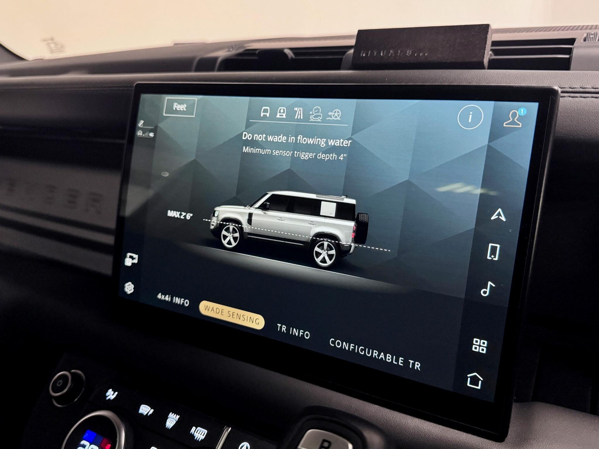Land Rover Defender 110 view 59