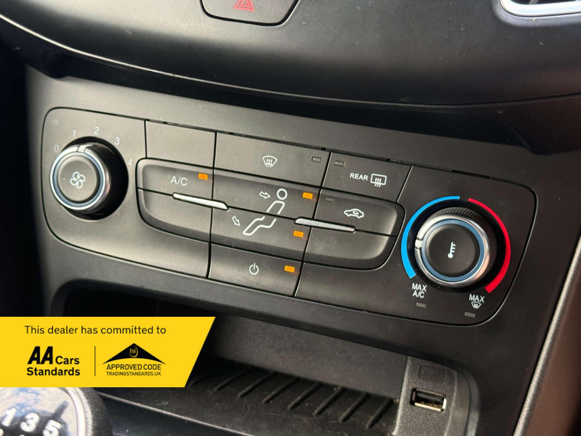 Ford Focus view 48