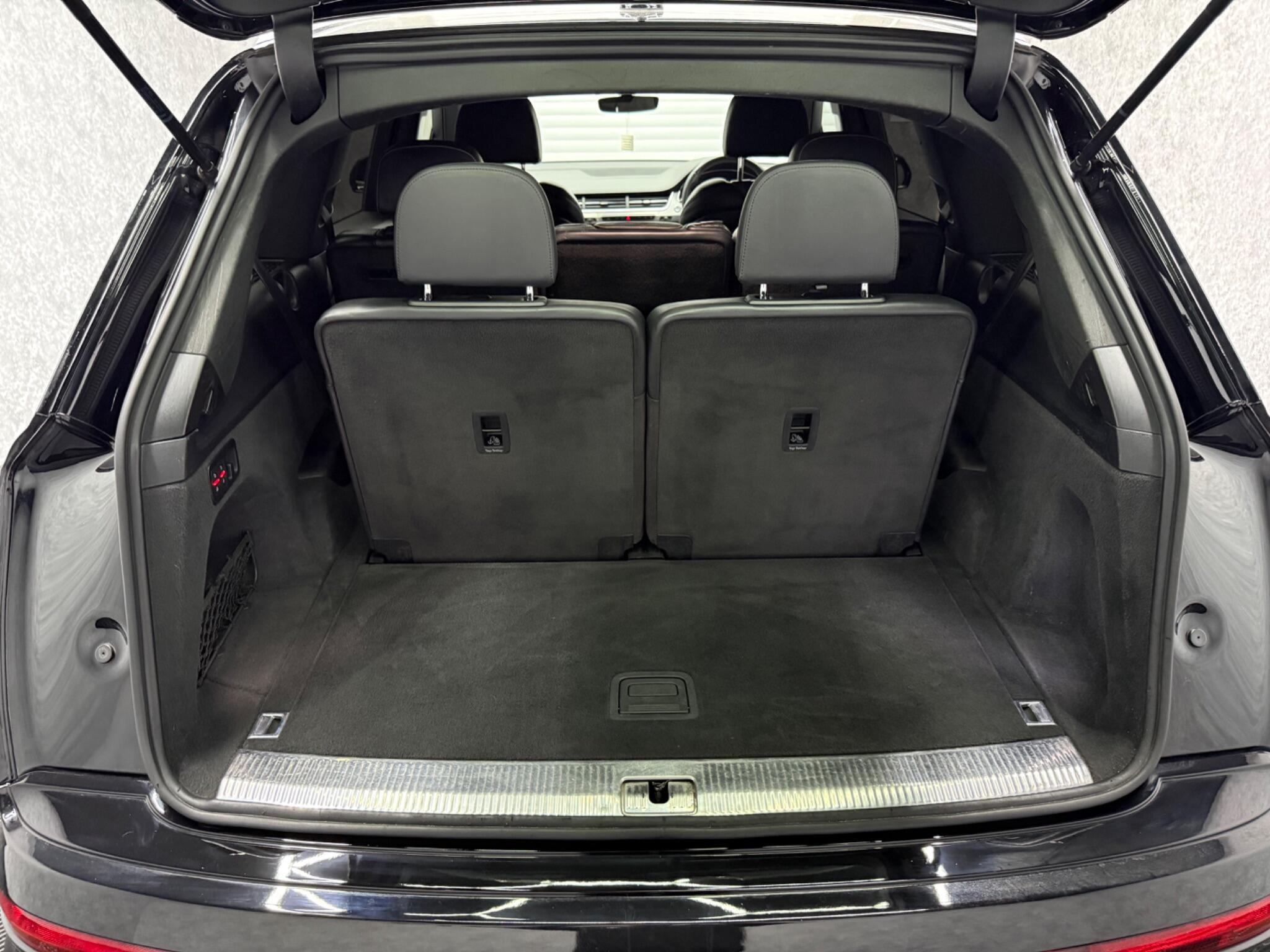 Audi Q7 view 27