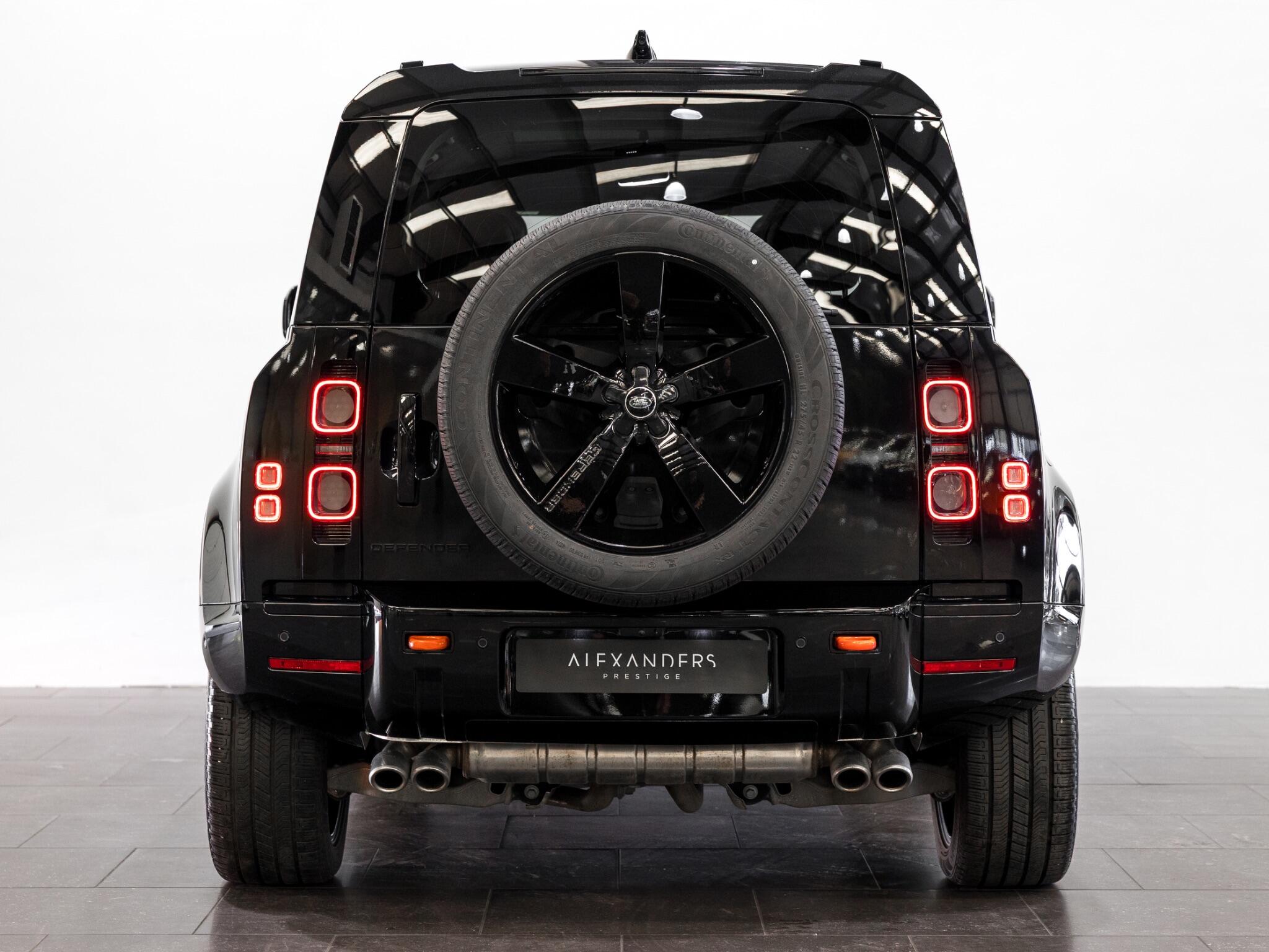 Land Rover Defender 110 view 11