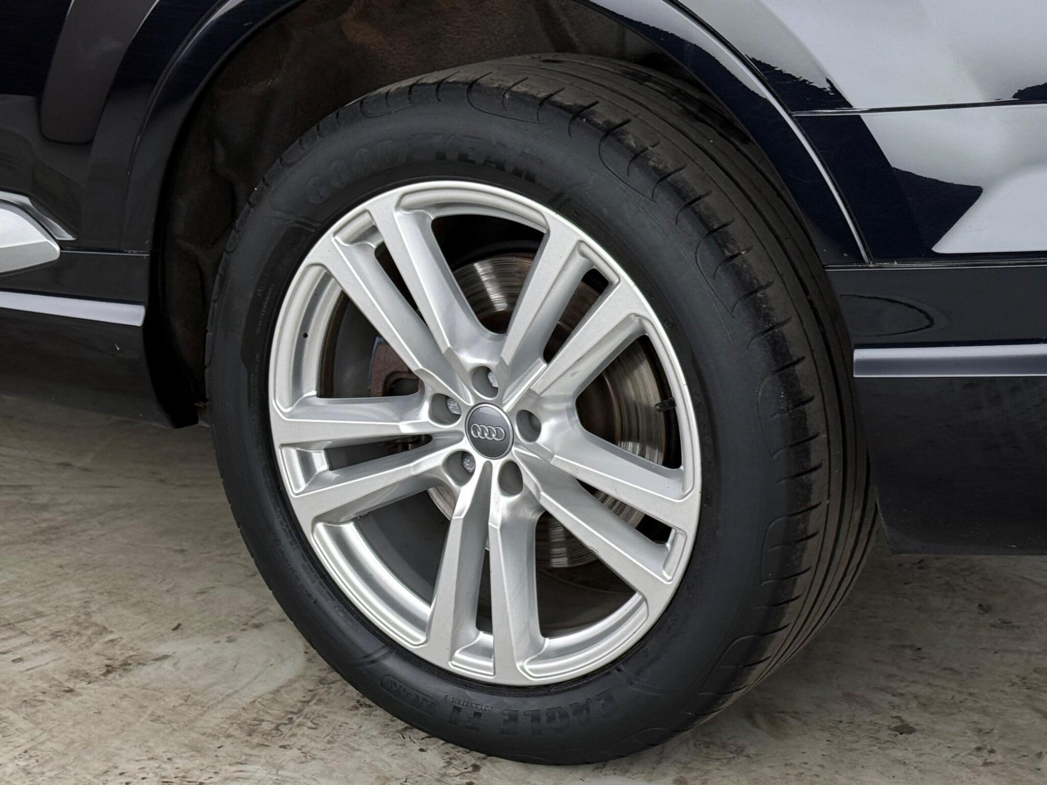 Audi Q7 view 9