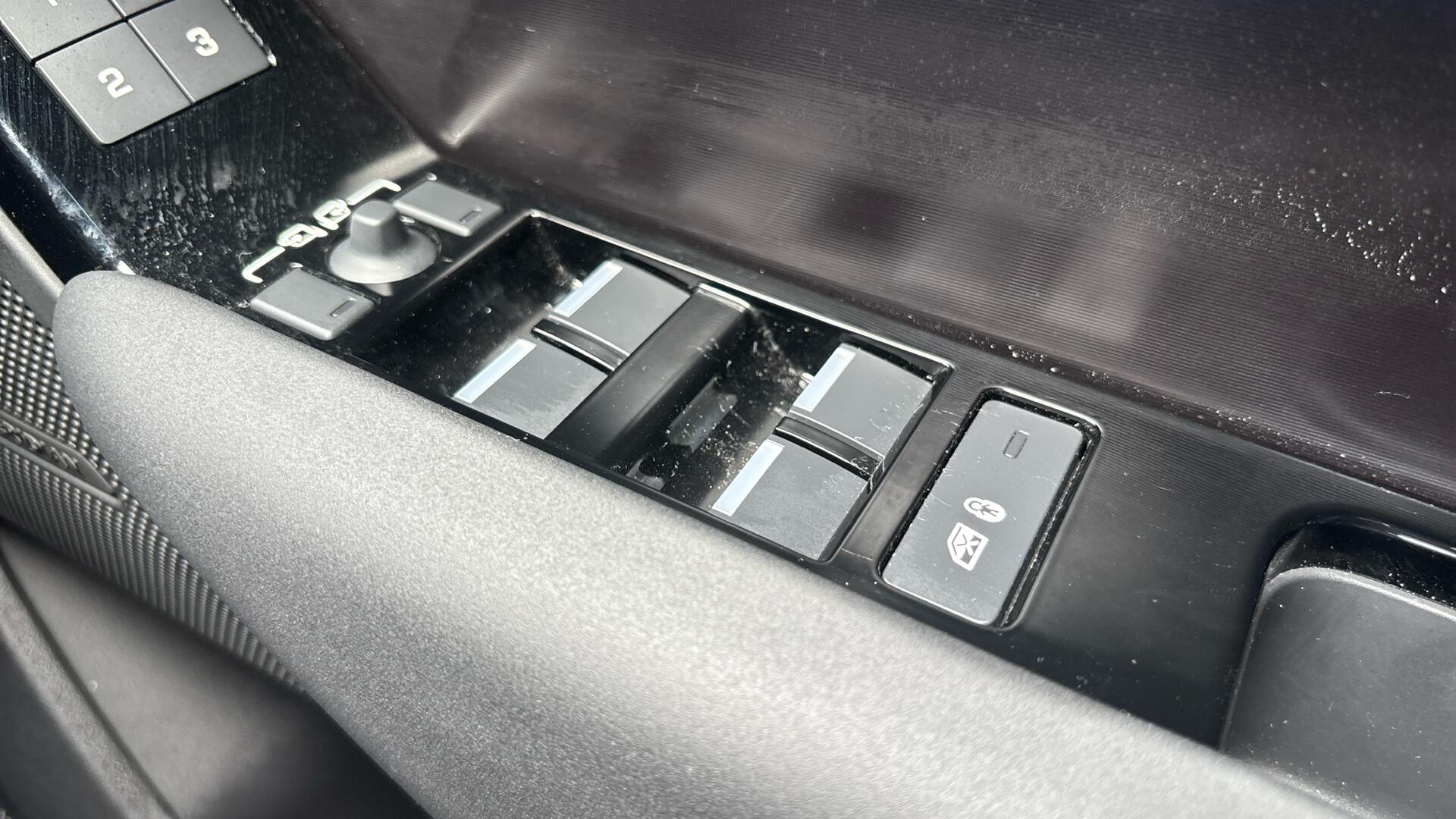 Land Rover Range Rover Velar view 32