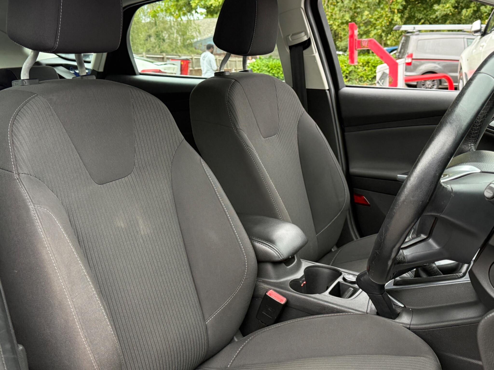 Ford Focus - Image 31