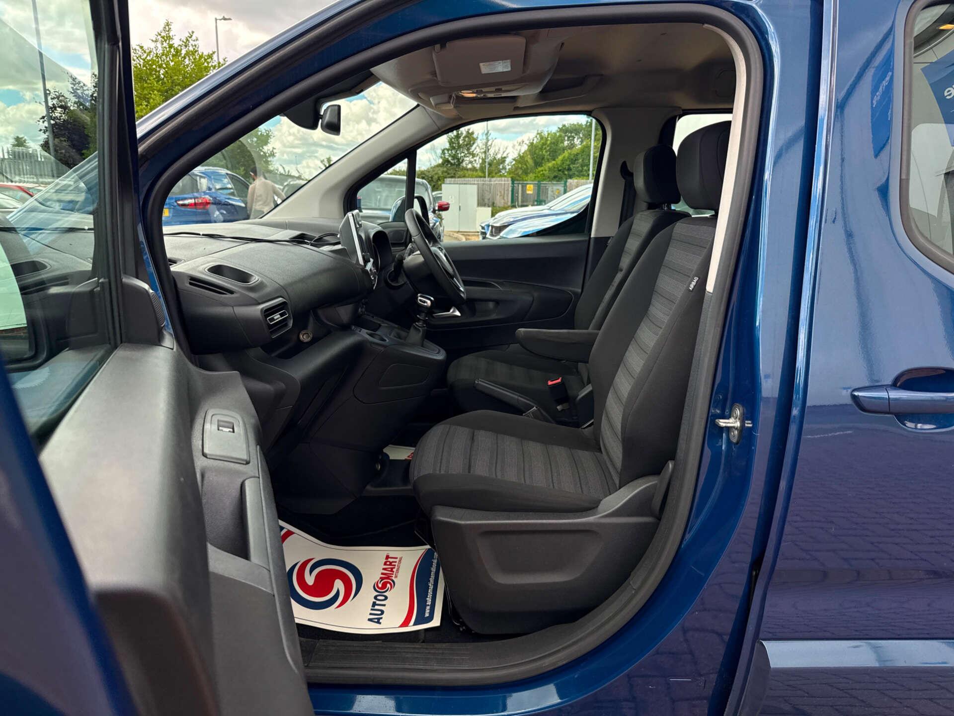 Vauxhall Combo Life view 44
