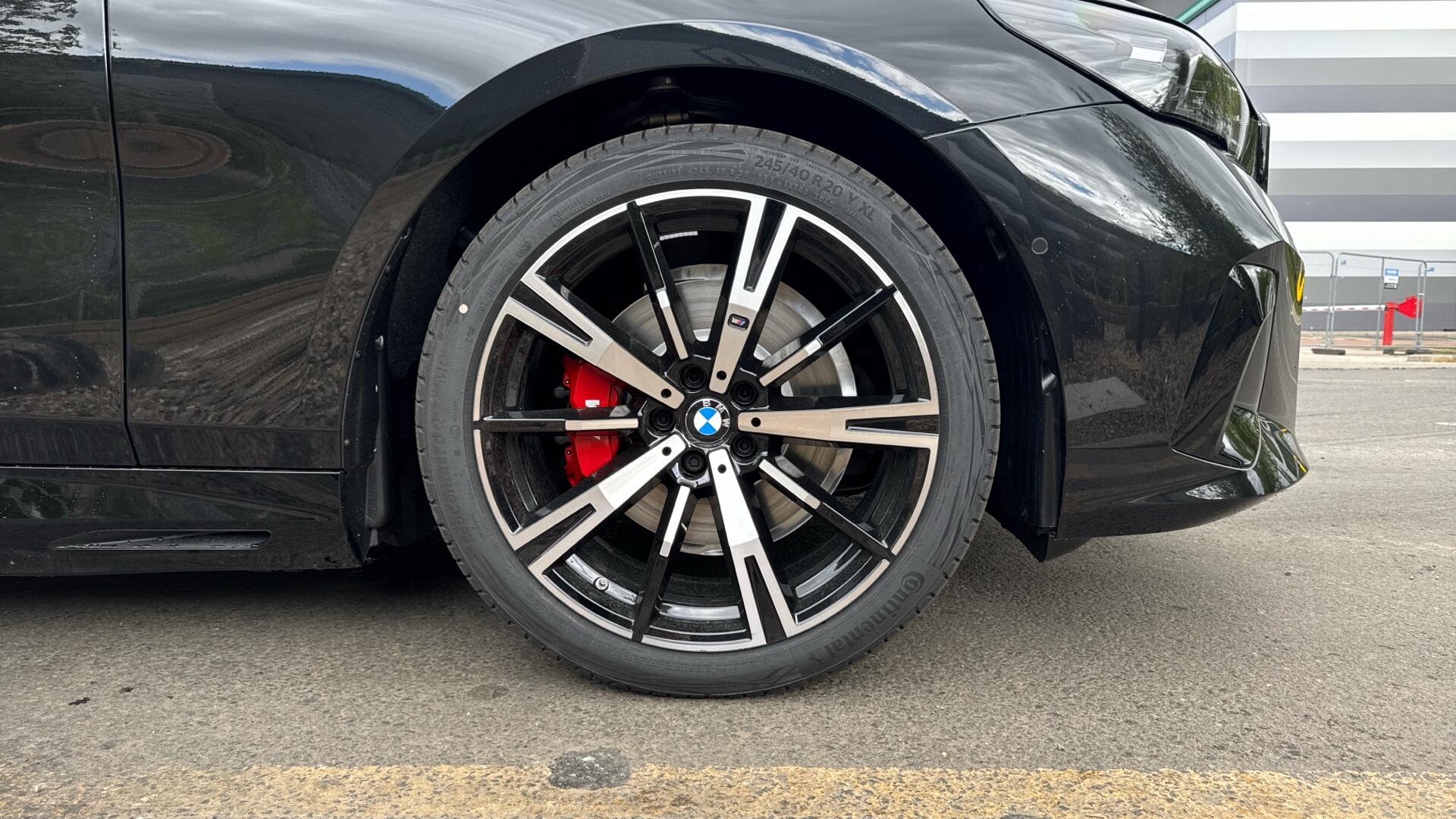 BMW 5 Series view 14