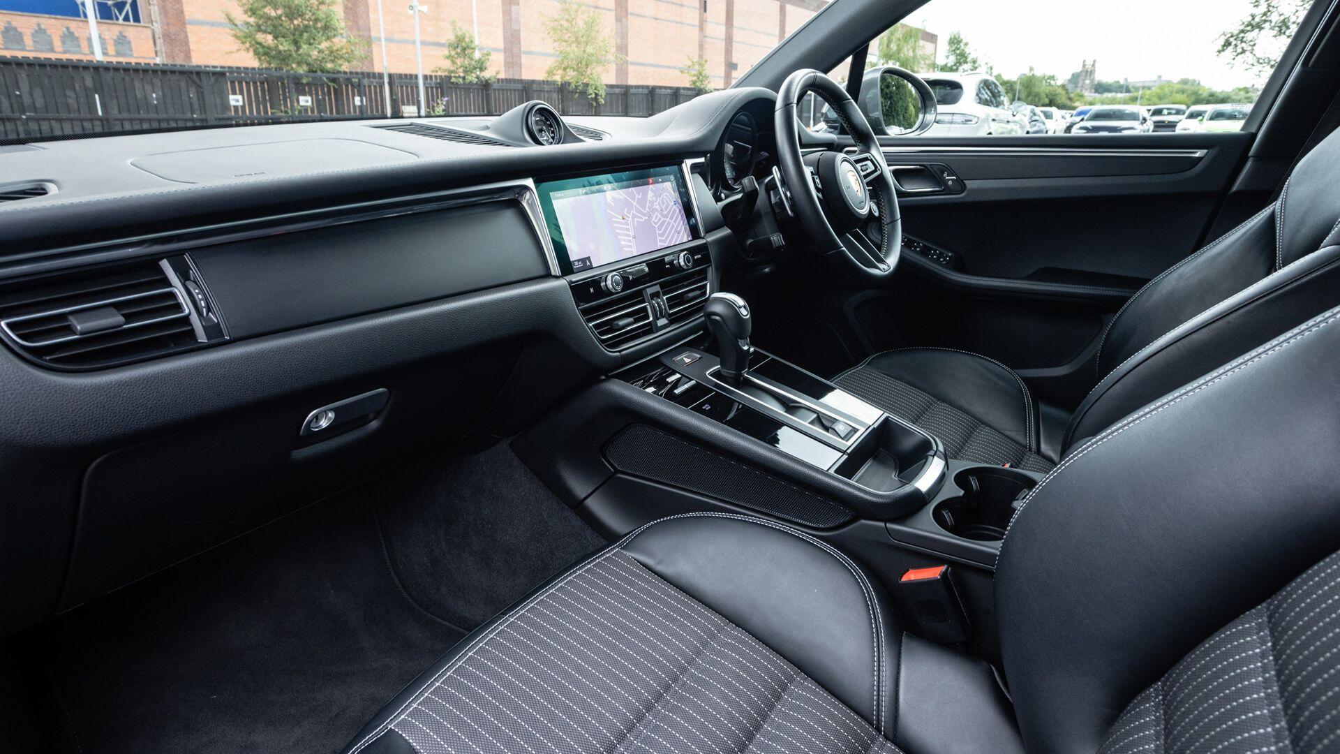 Porsche Macan view 29