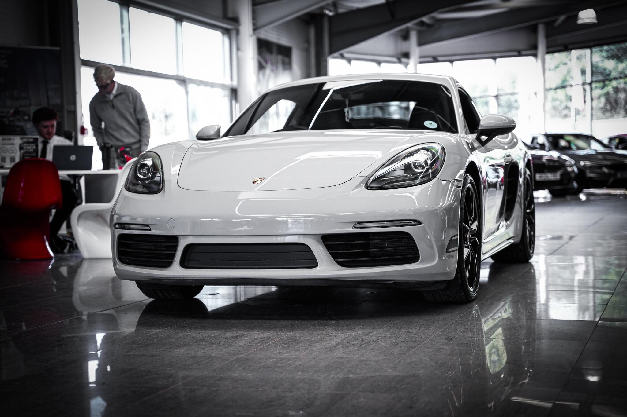 Porsche Cayman view 12