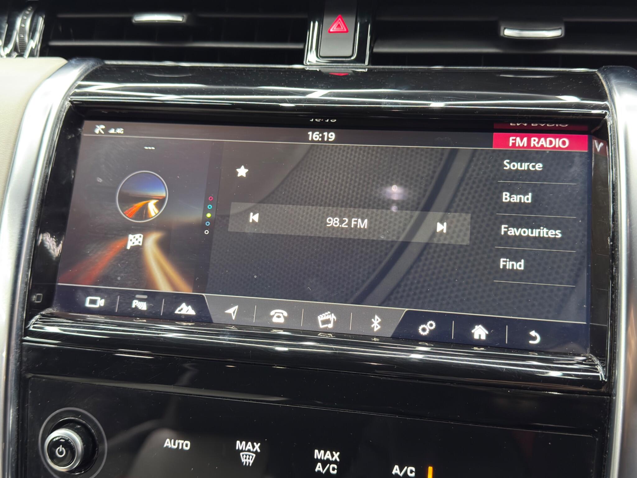 Land Rover Discovery Sport view 35