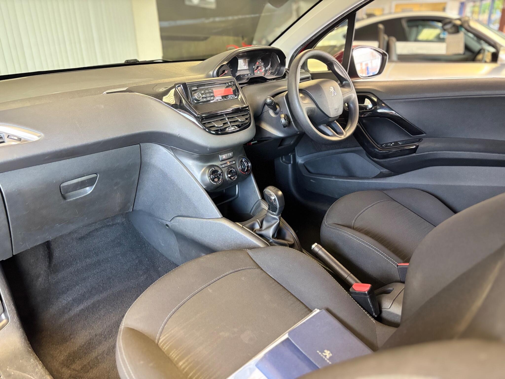 Peugeot 208 view 10
