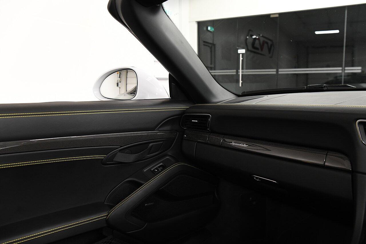 Porsche 911 view 16