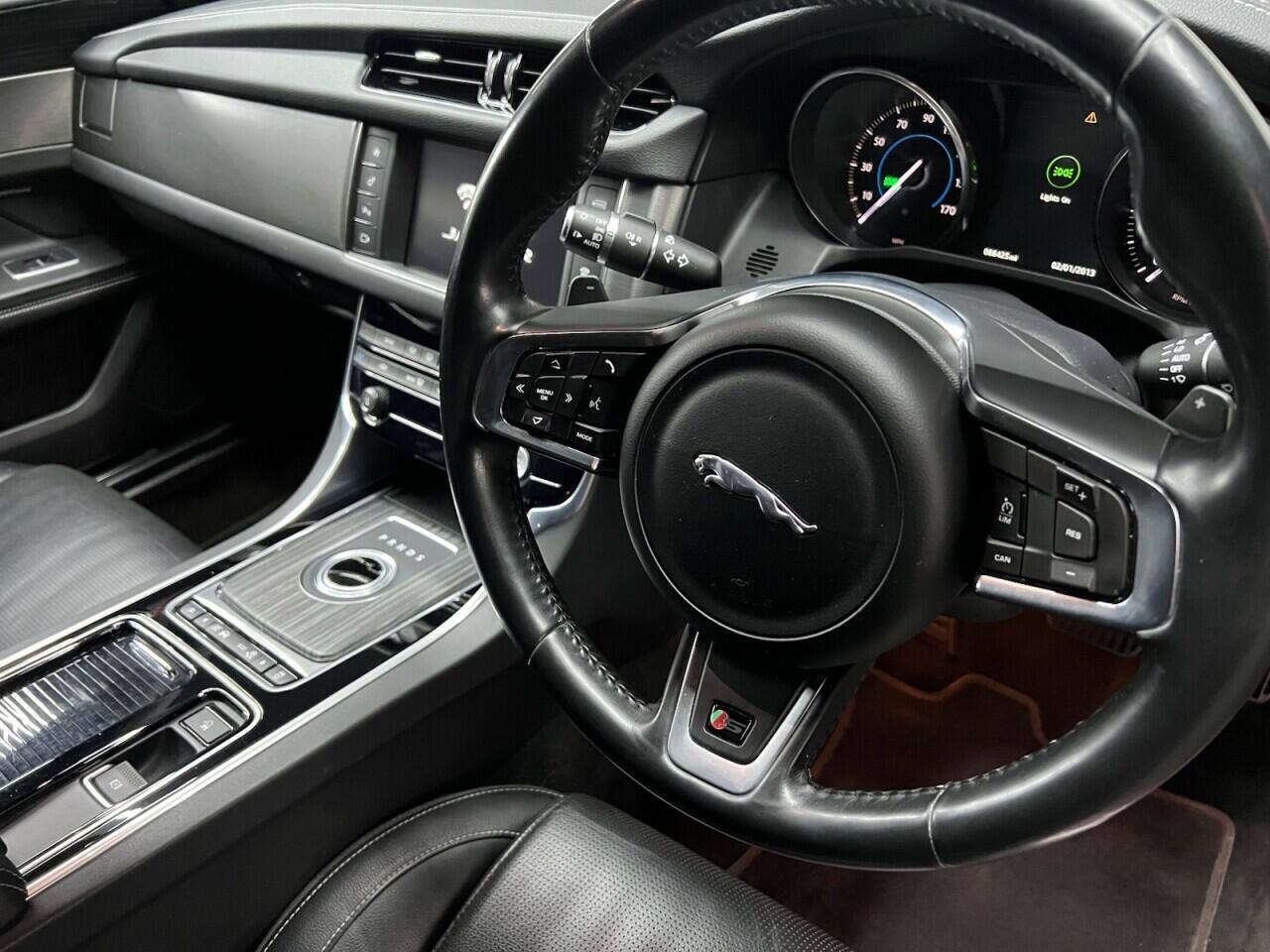 Jaguar XF view 39