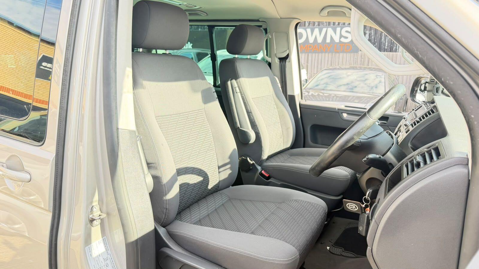 Volkswagen Caravelle view 10