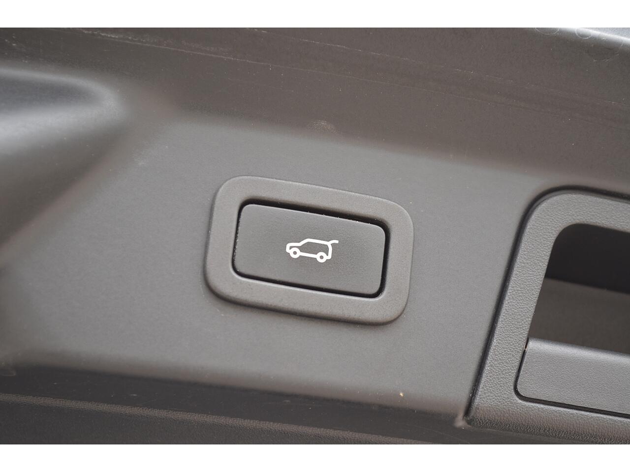 Land Rover Range Rover Velar view 38