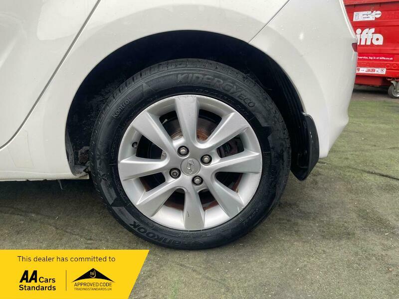 2012 Hyundai i20 image 41