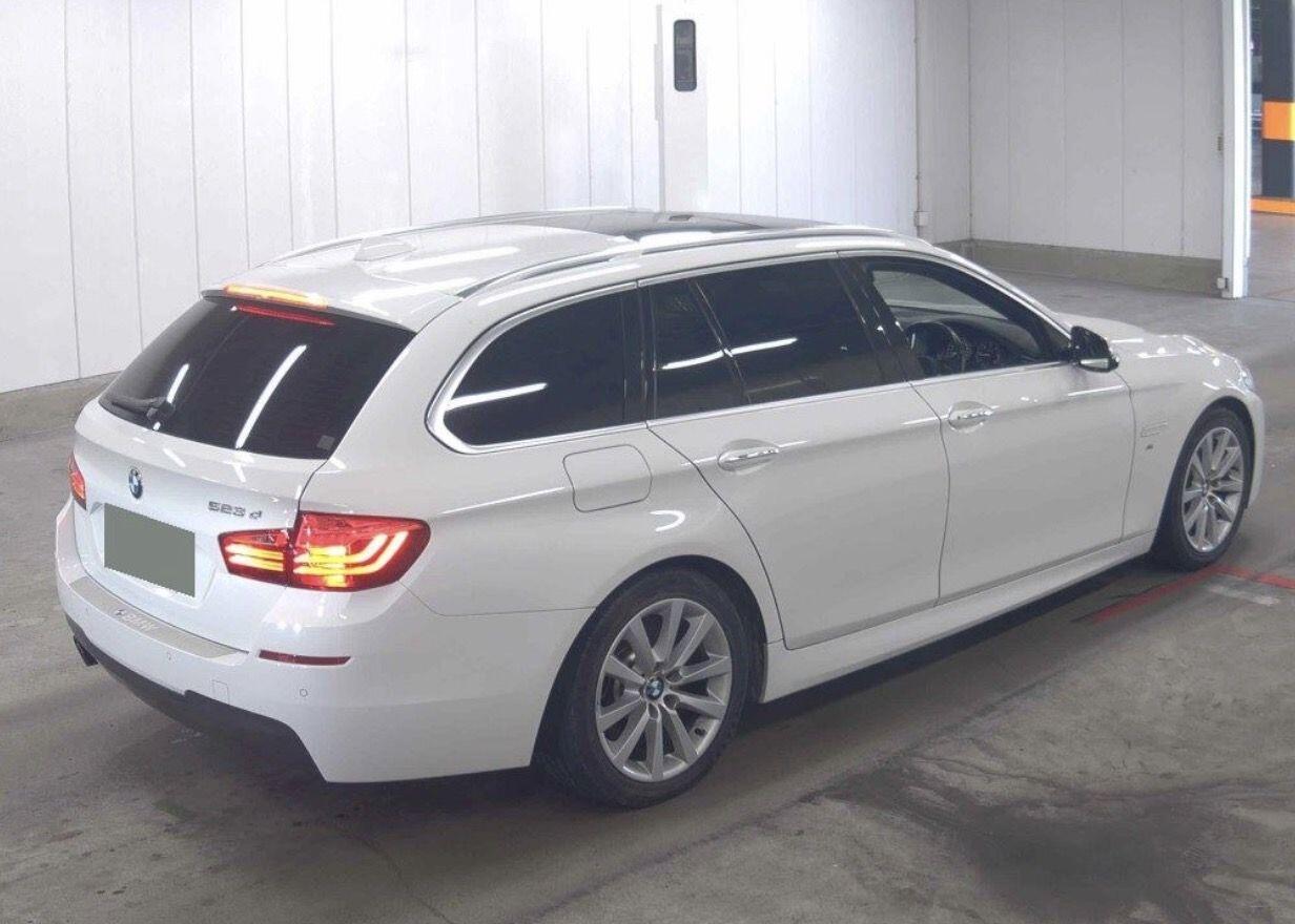 BMW 5 Series view 4