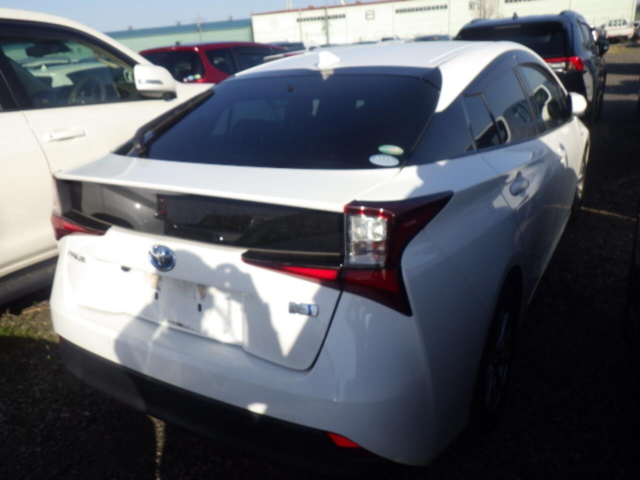 Toyota Prius view 4
