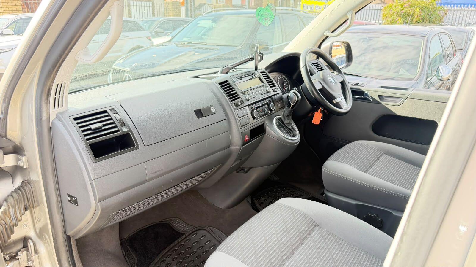 Volkswagen Caravelle view 14