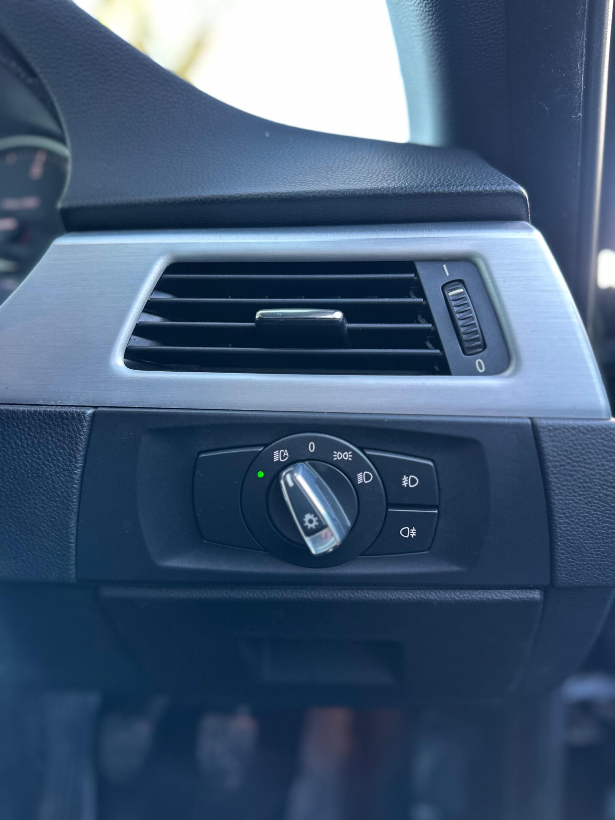2010 BMW 3 Series image 42