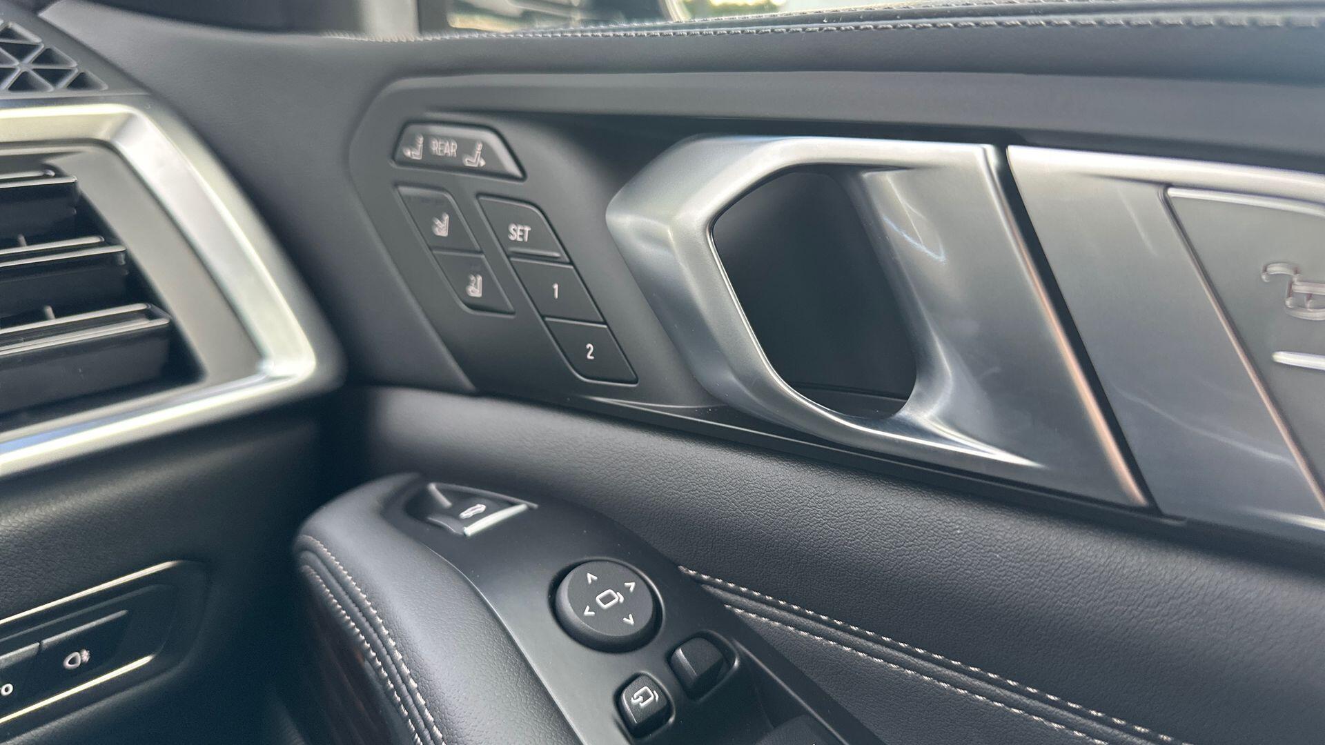BMW X7 view 25