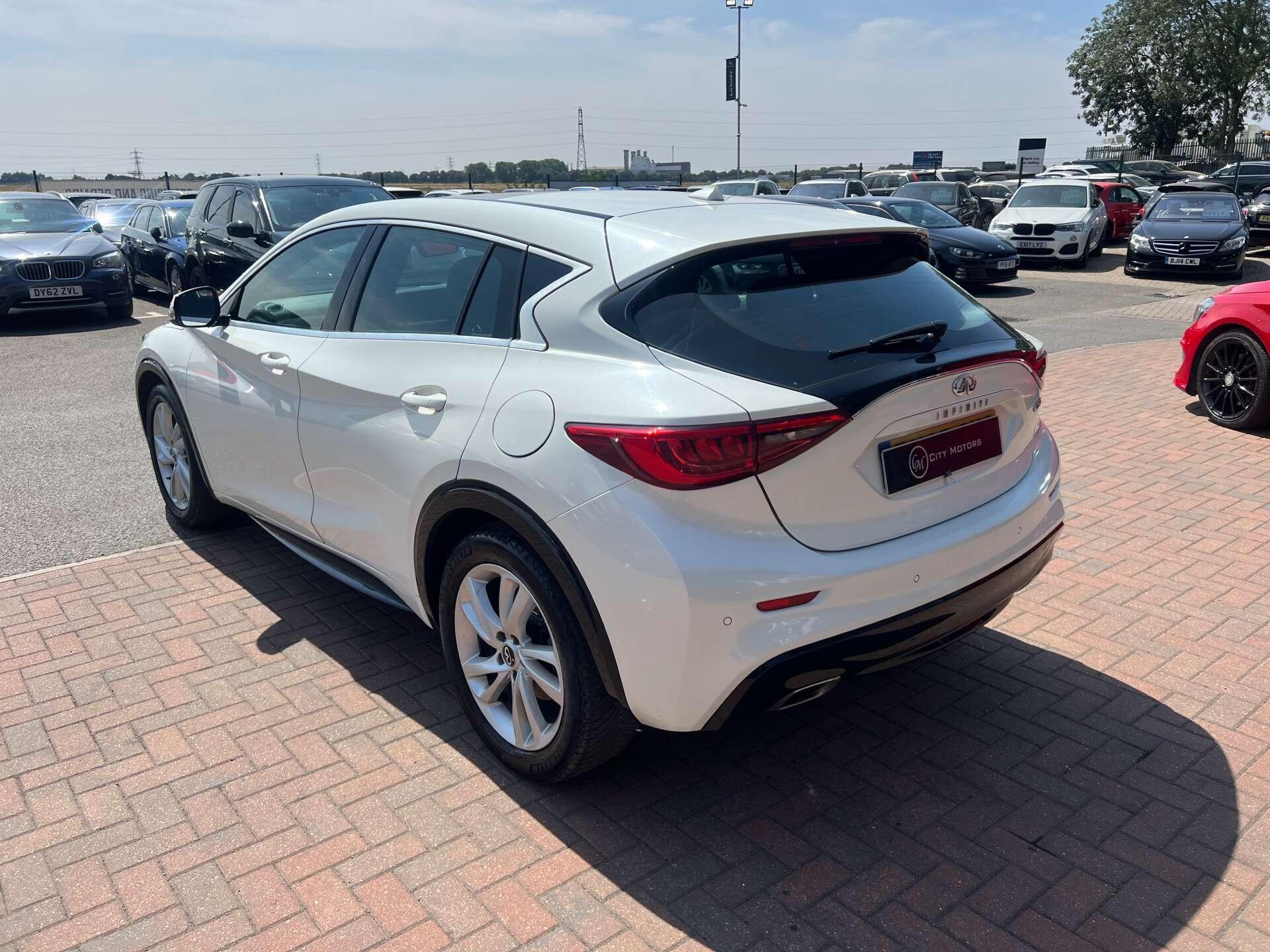 Infiniti Q30 view 12