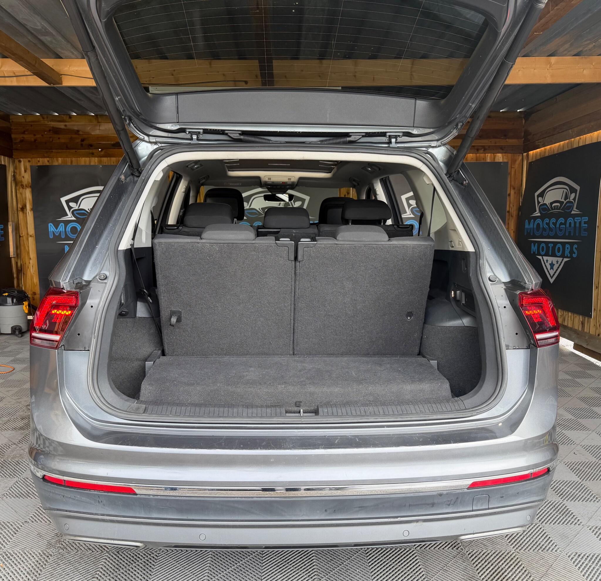 Volkswagen Tiguan Allspace view 13