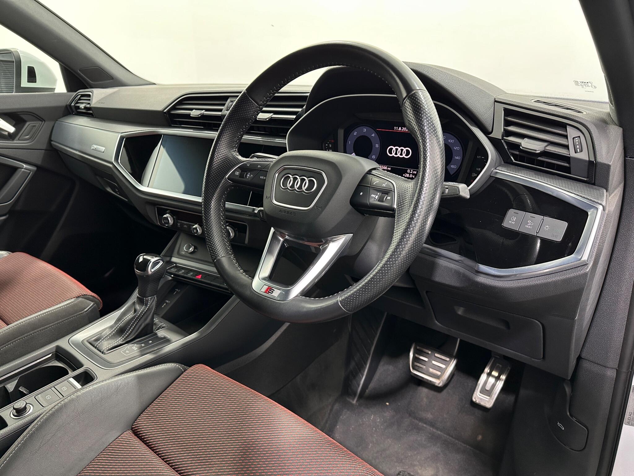 Audi Q3 view 11