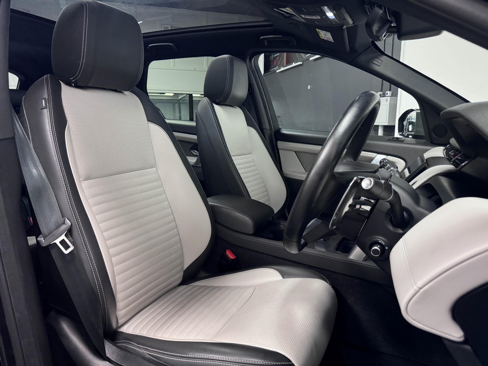 Land Rover Discovery Sport view 30