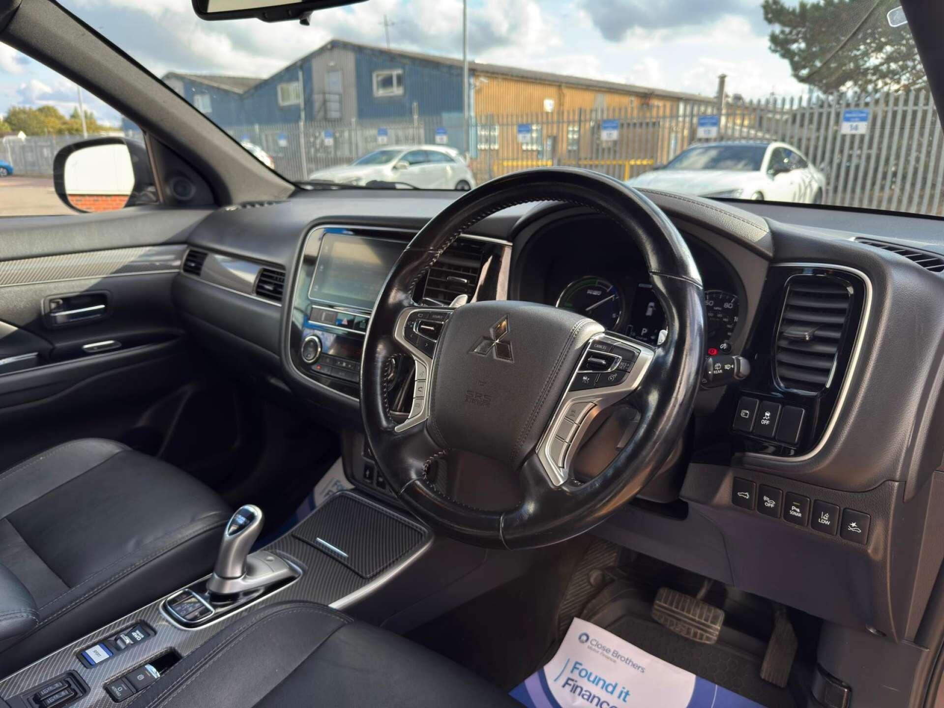 Mitsubishi Outlander view 12