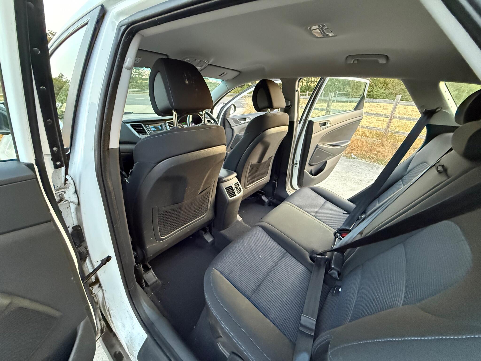 Hyundai TUCSON 2.0 CRDi Premium SE 4WD Euro 6 5dr — photo 39 of 102