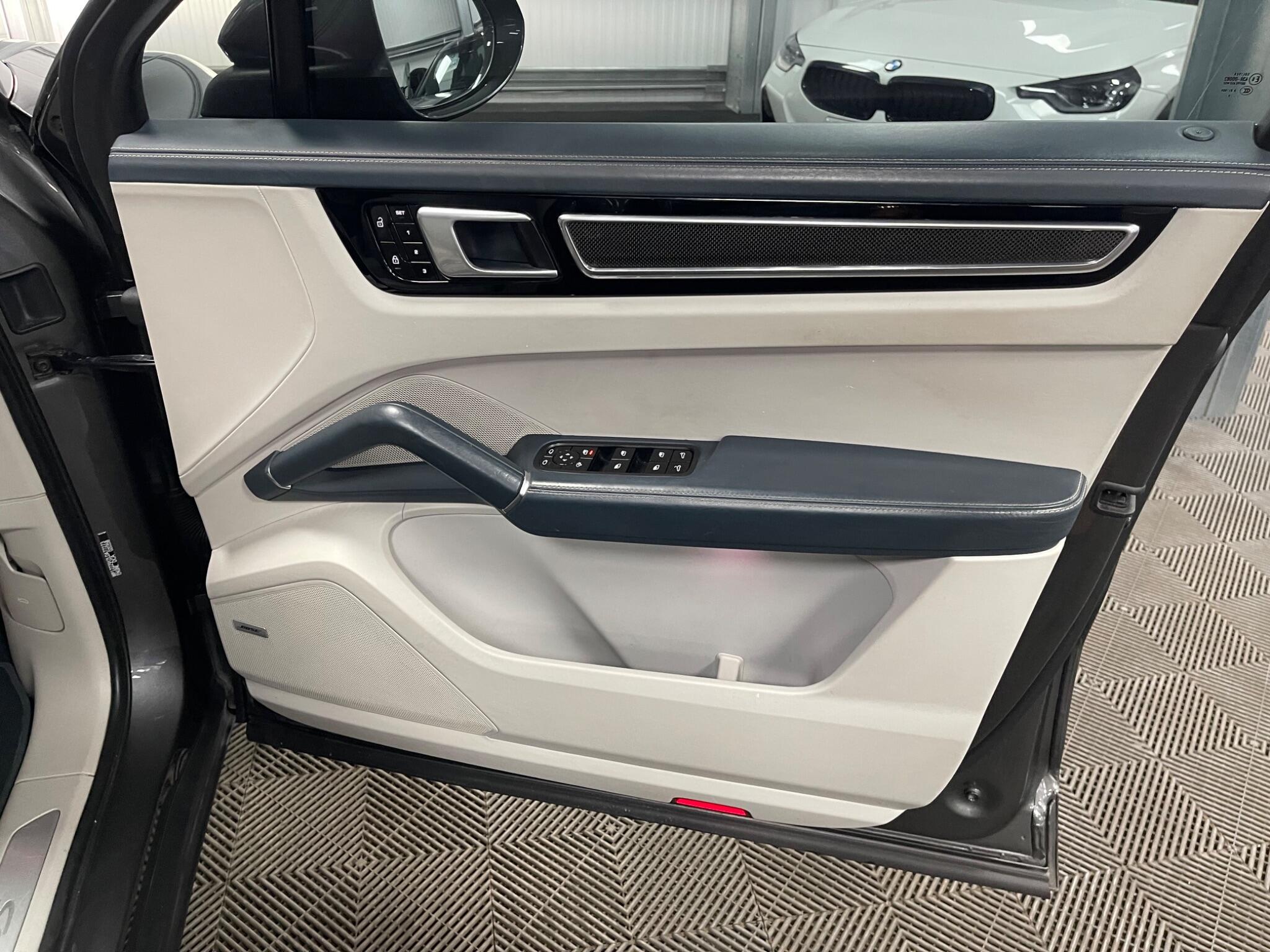 Porsche Cayenne view 46