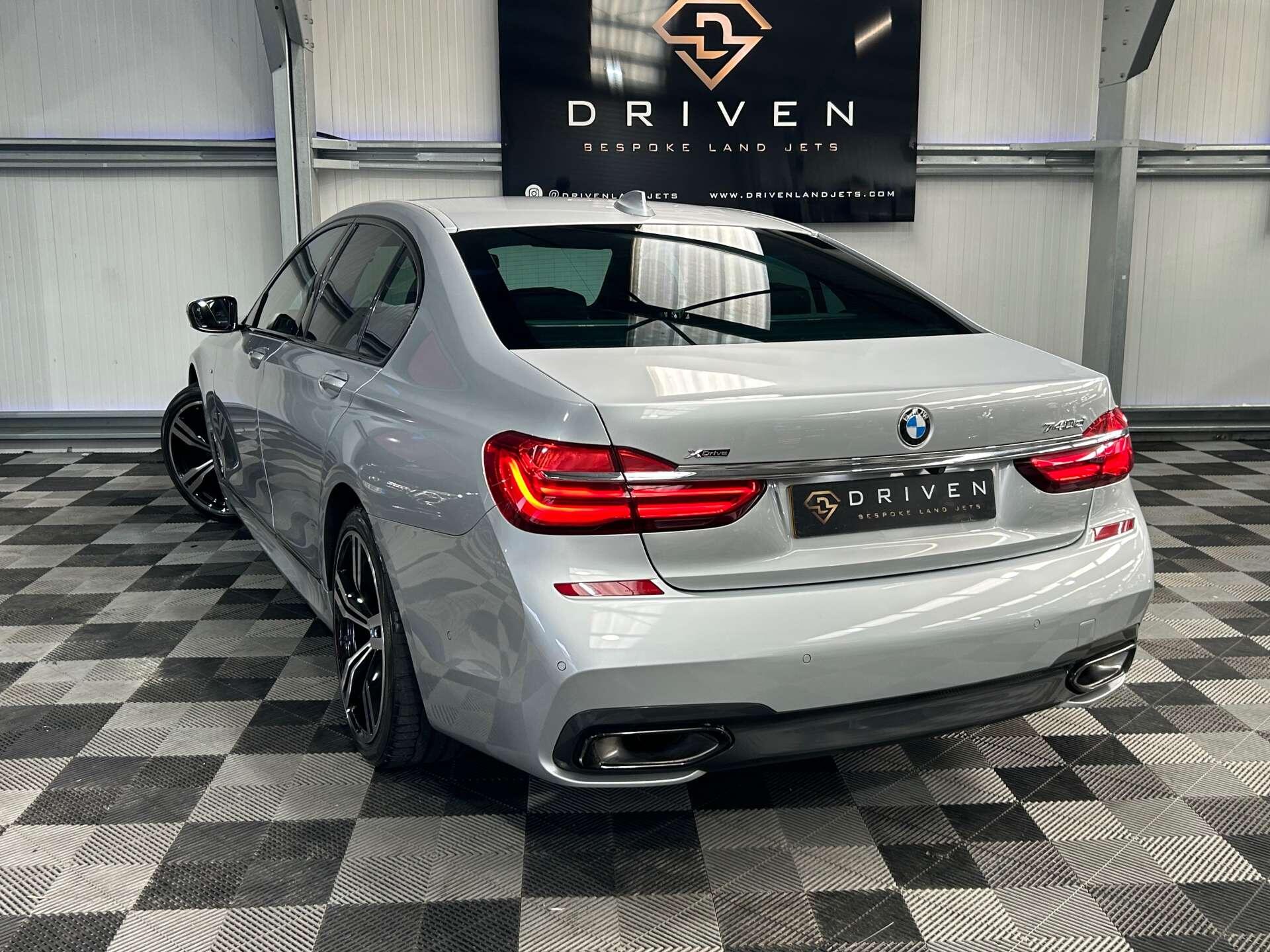 BMW 7 Series view 19