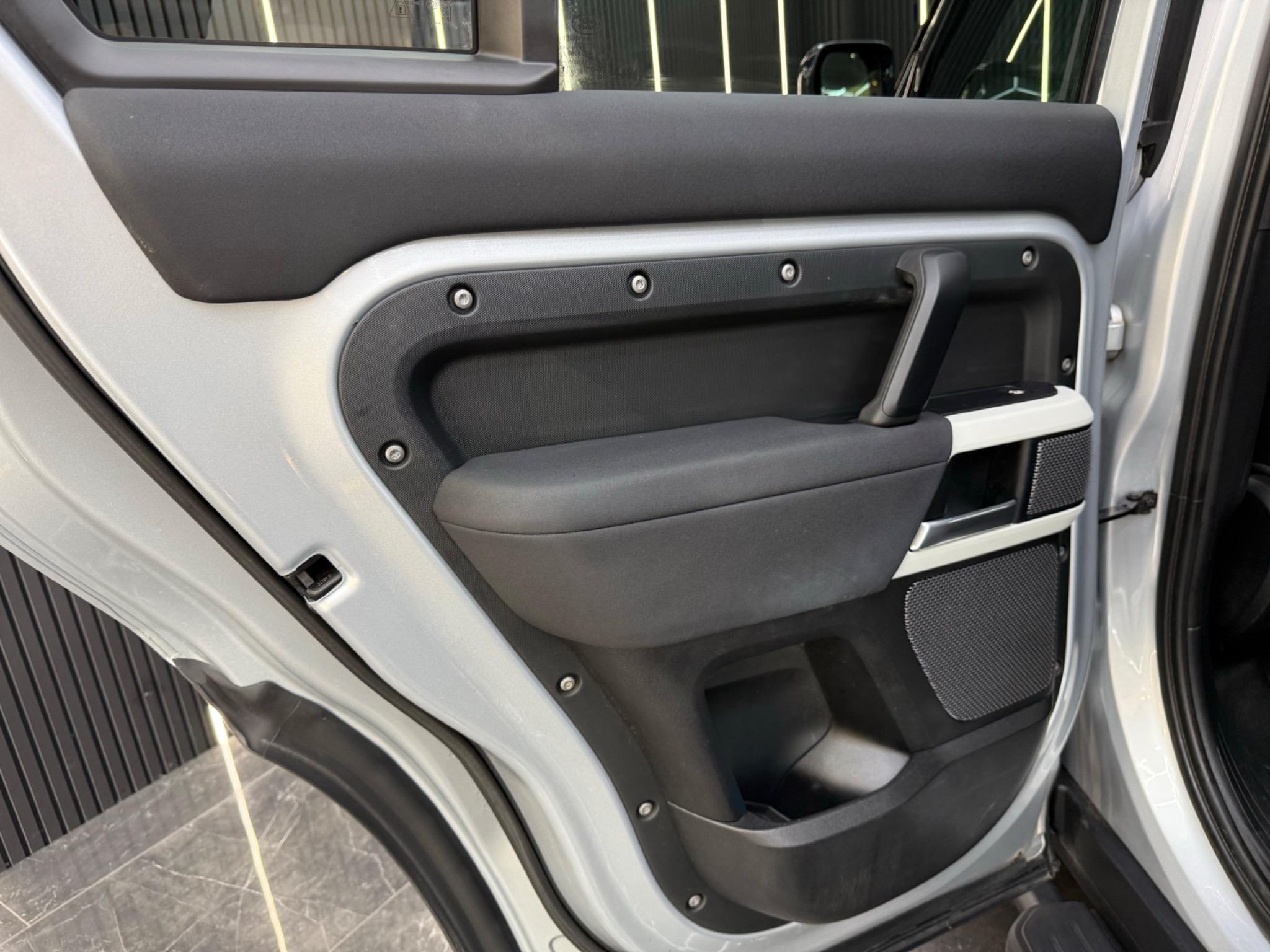 Land Rover Defender 110 view 38
