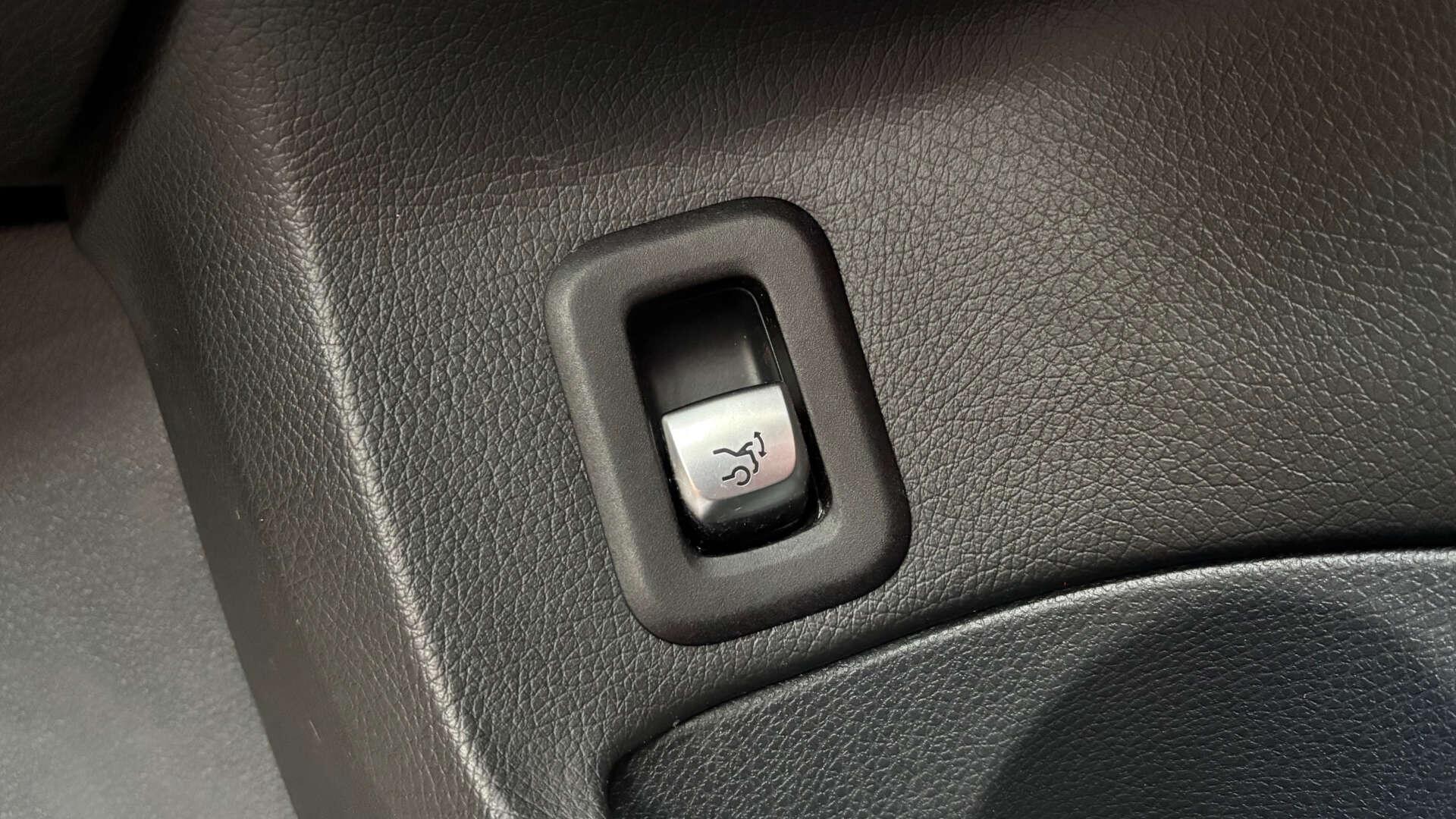 Mercedes-Benz C-Class view 27