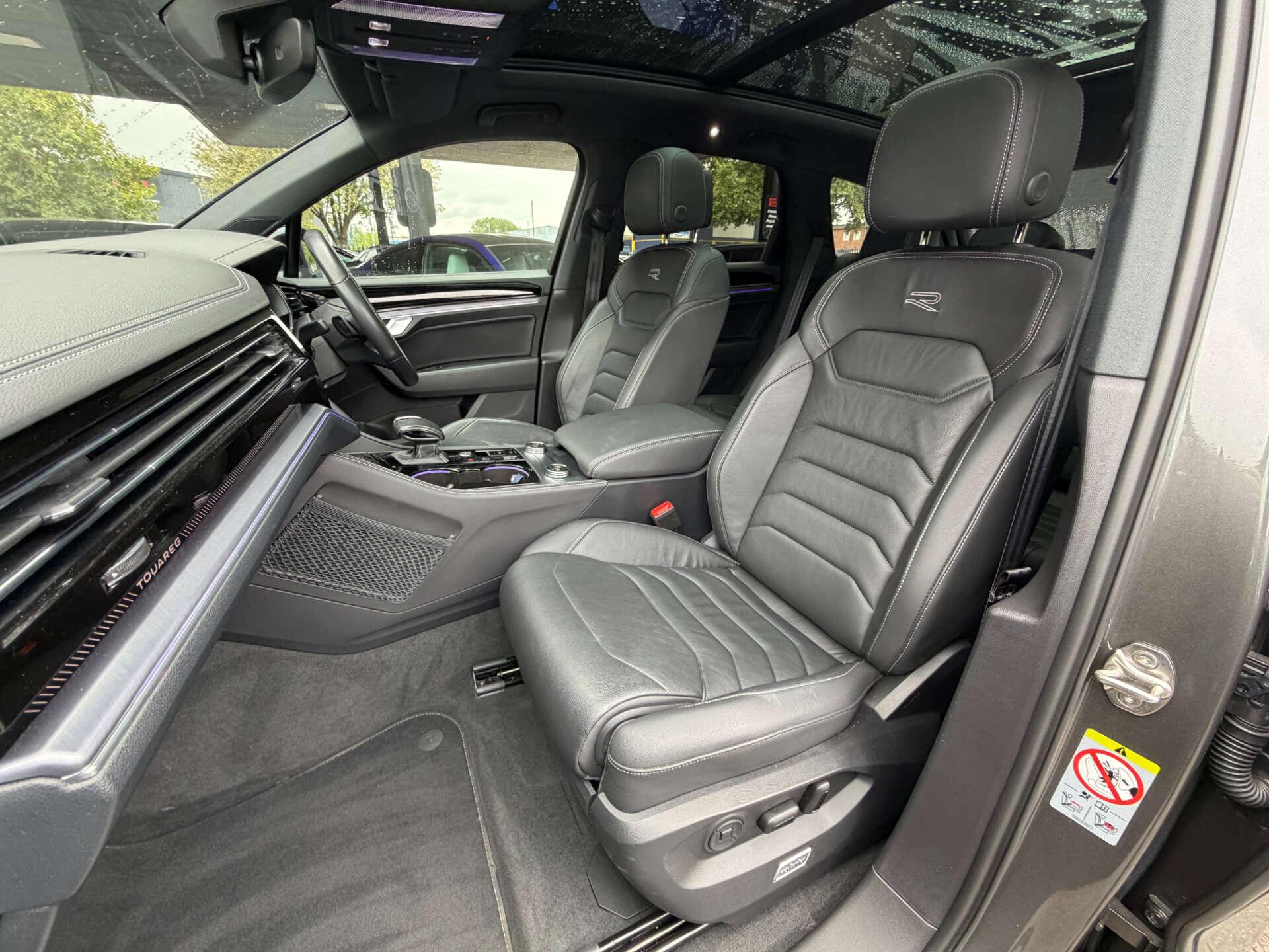 Volkswagen Touareg view 4