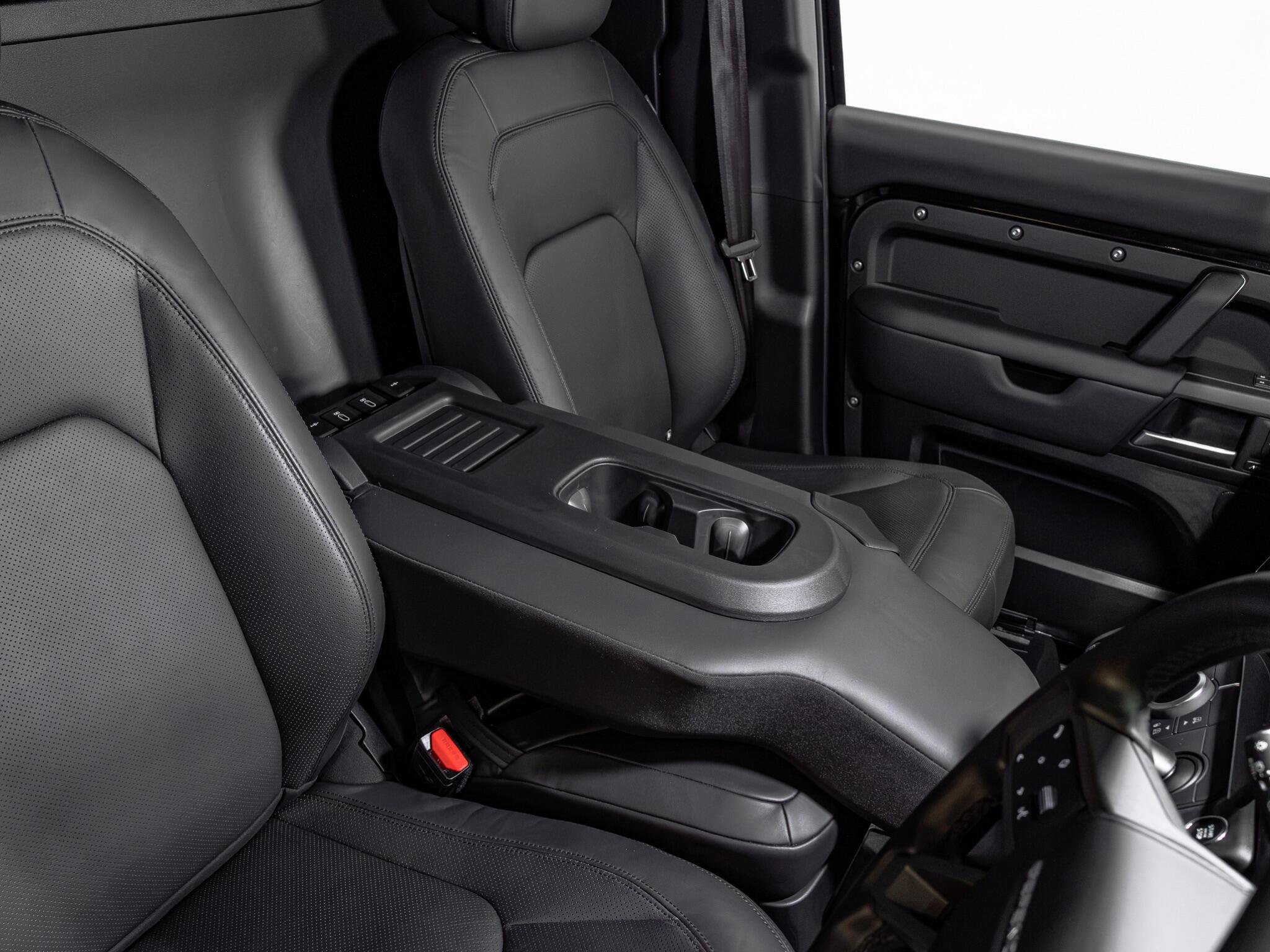 Land Rover Defender 110 view 16