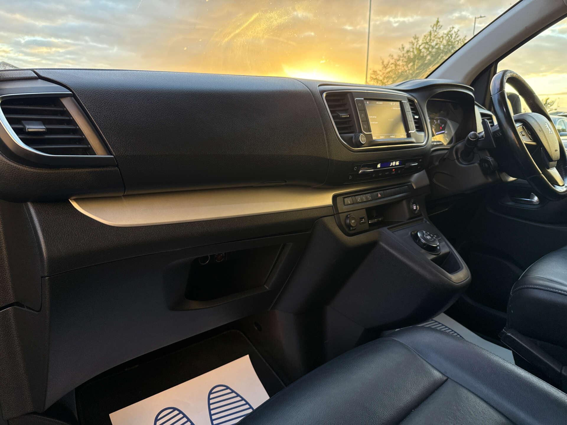 Peugeot Traveller view 30
