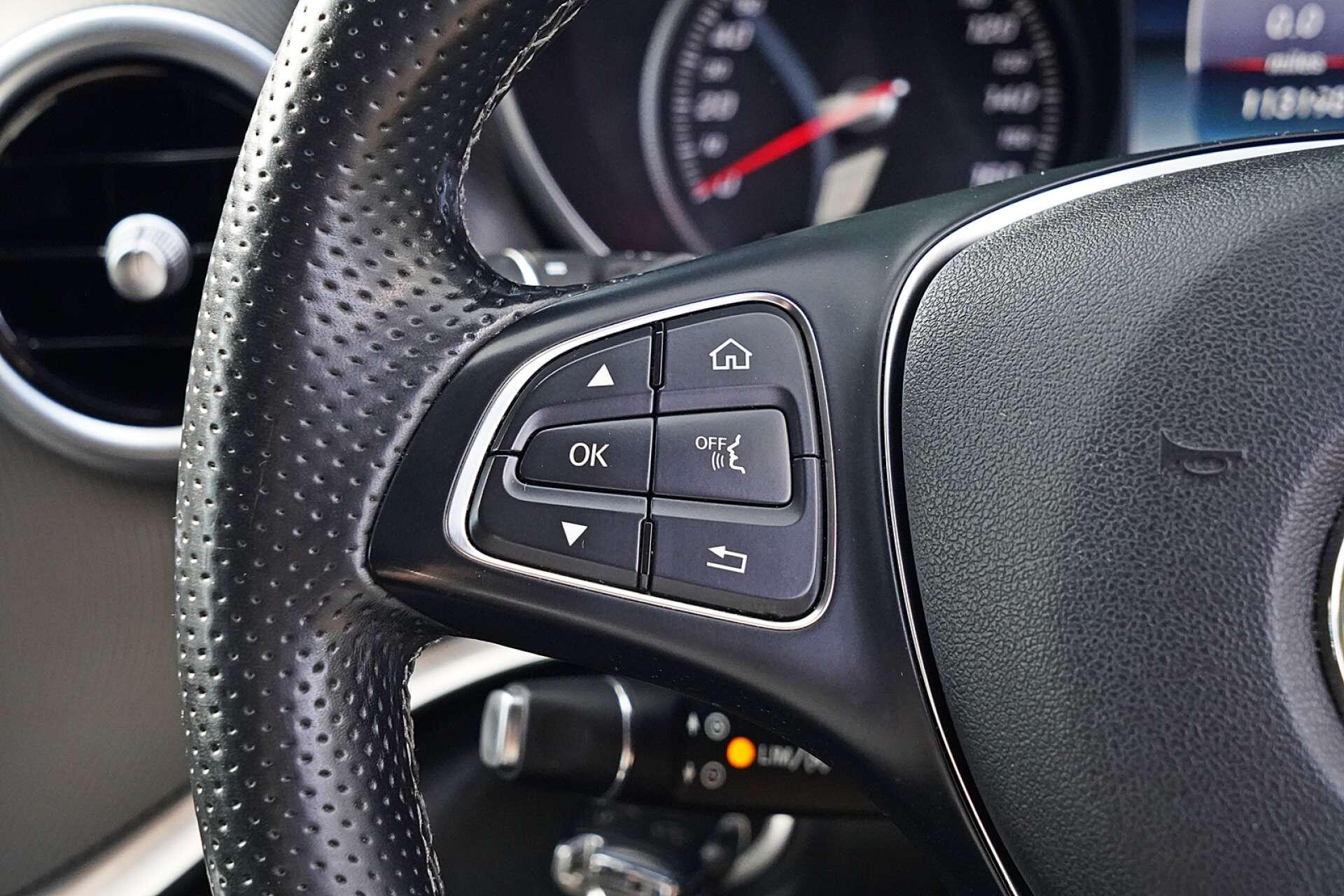 Mercedes-Benz V-Class view 26