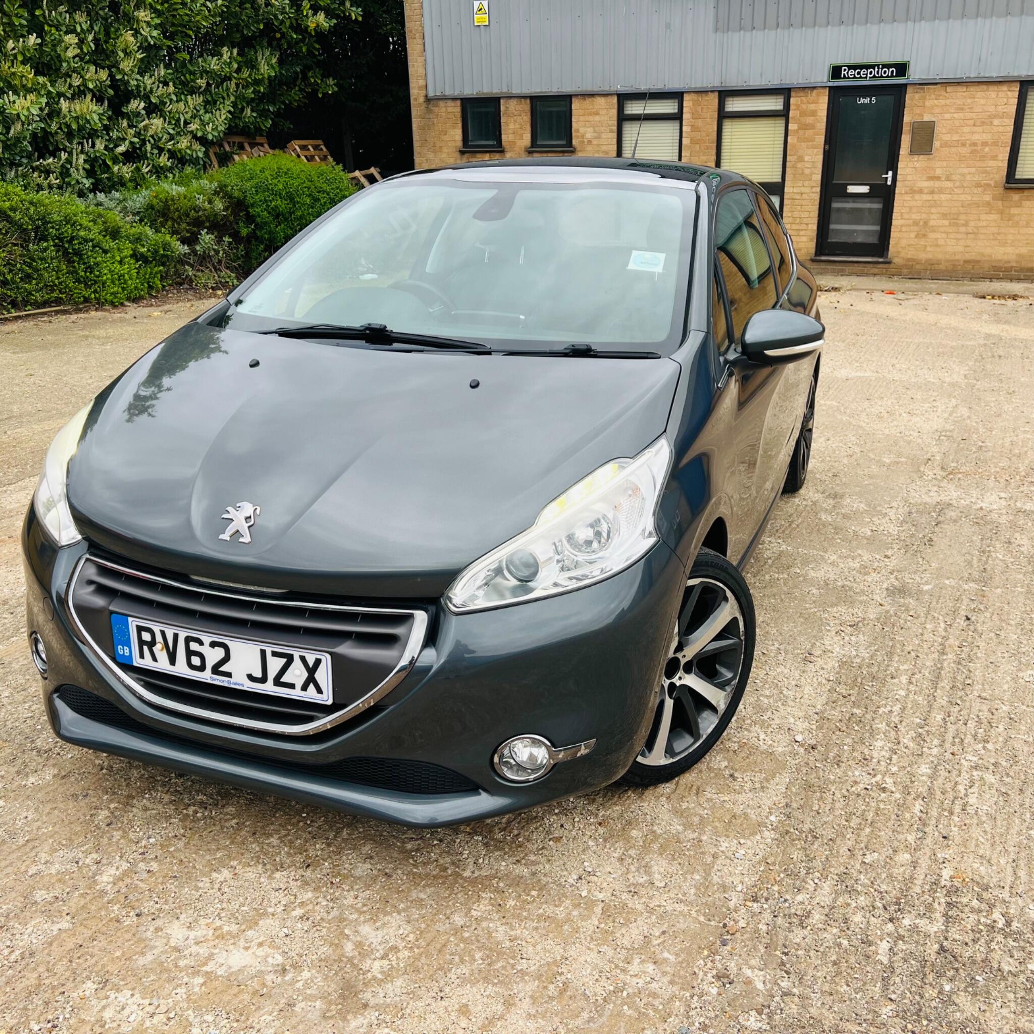 Peugeot 208 view 2