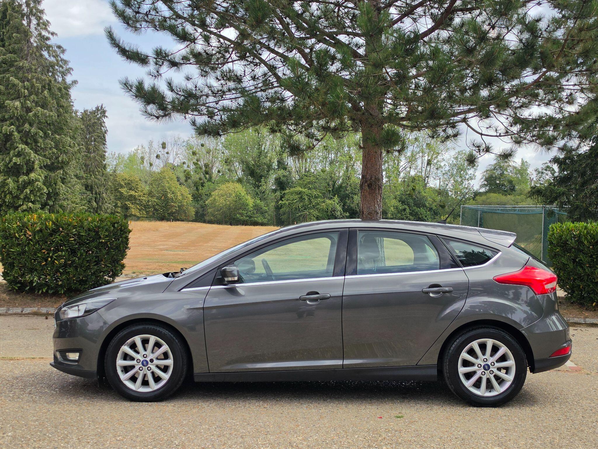 Ford Focus view 3