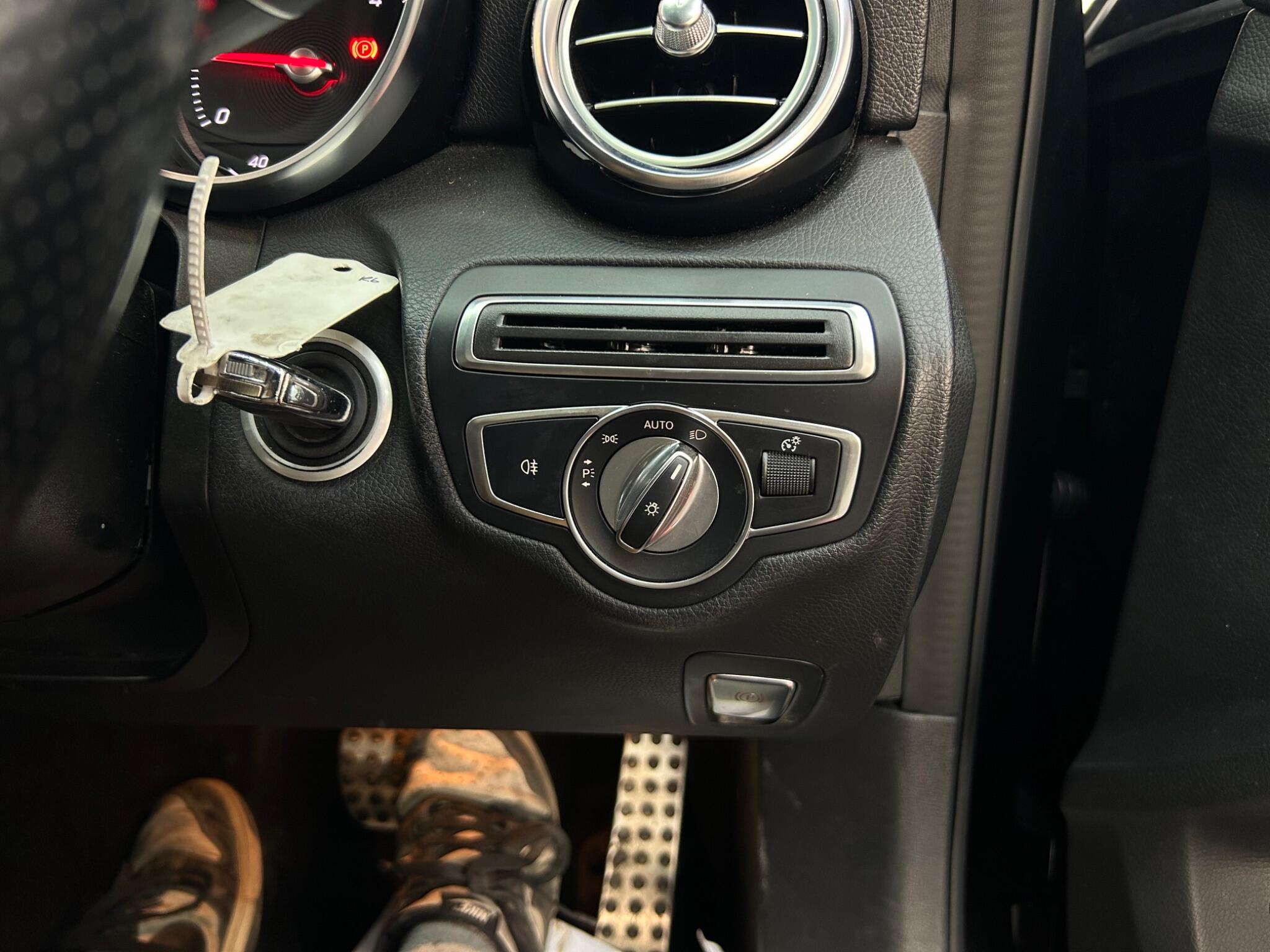 Mercedes-Benz C-Class view 27