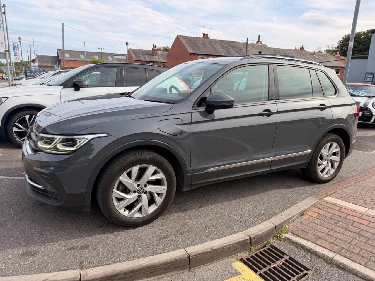Volkswagen Tiguan view 5