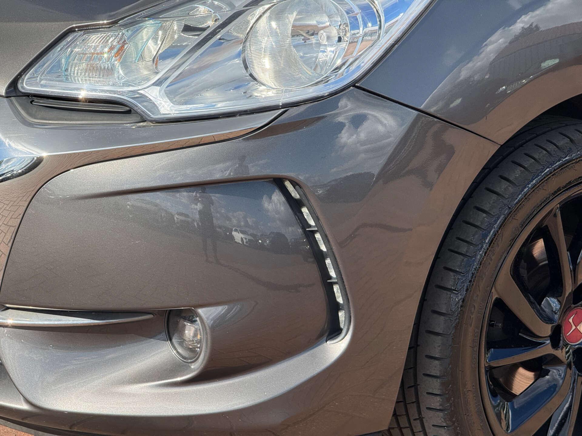 DS Automobiles DS 3 view 5