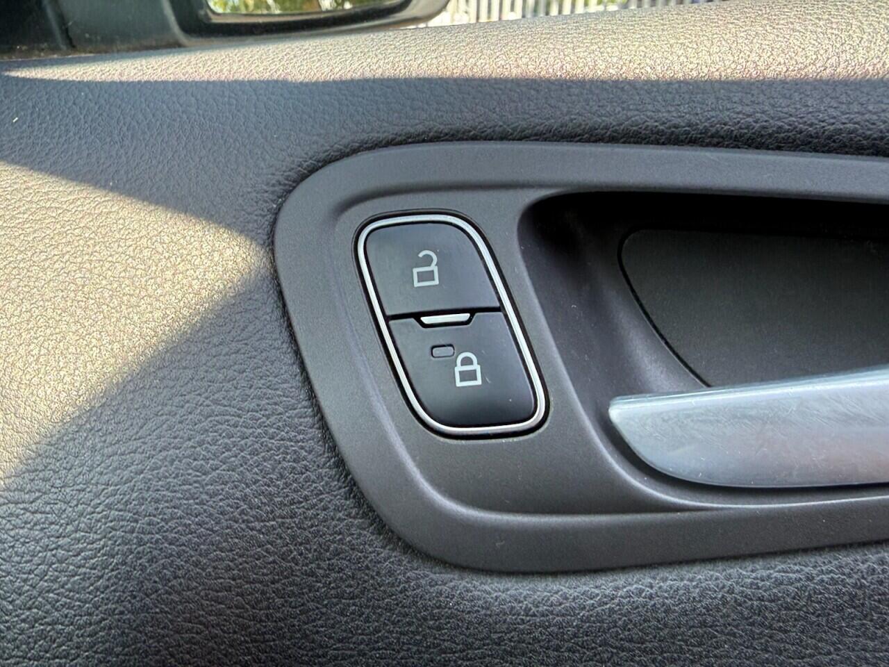 Ford C-Max view 13