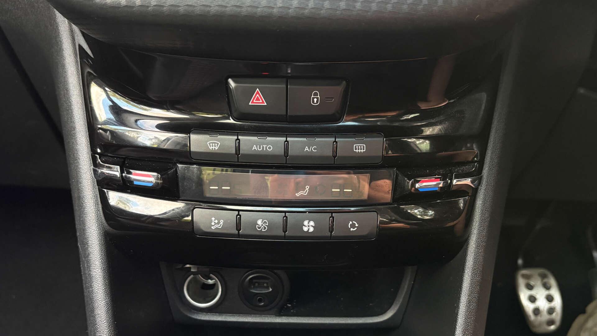 Peugeot 208 view 29