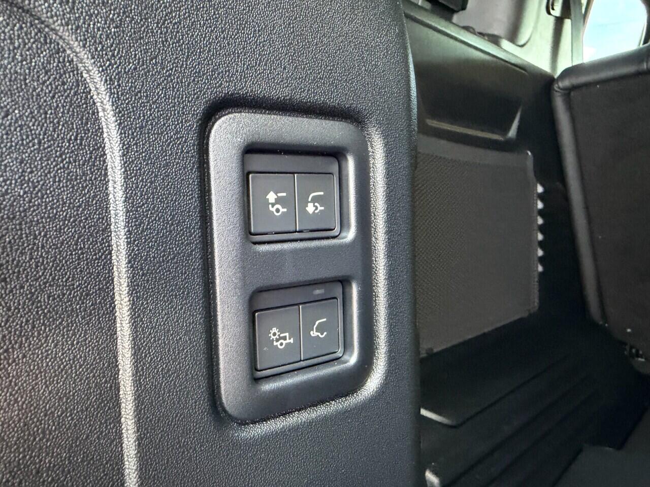 Land Rover Defender 110 view 41