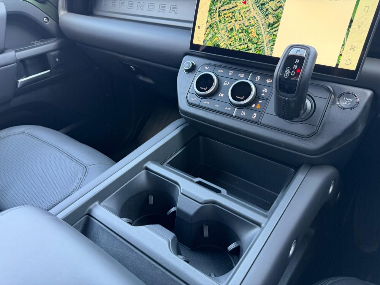 Land Rover Defender 110 view 35