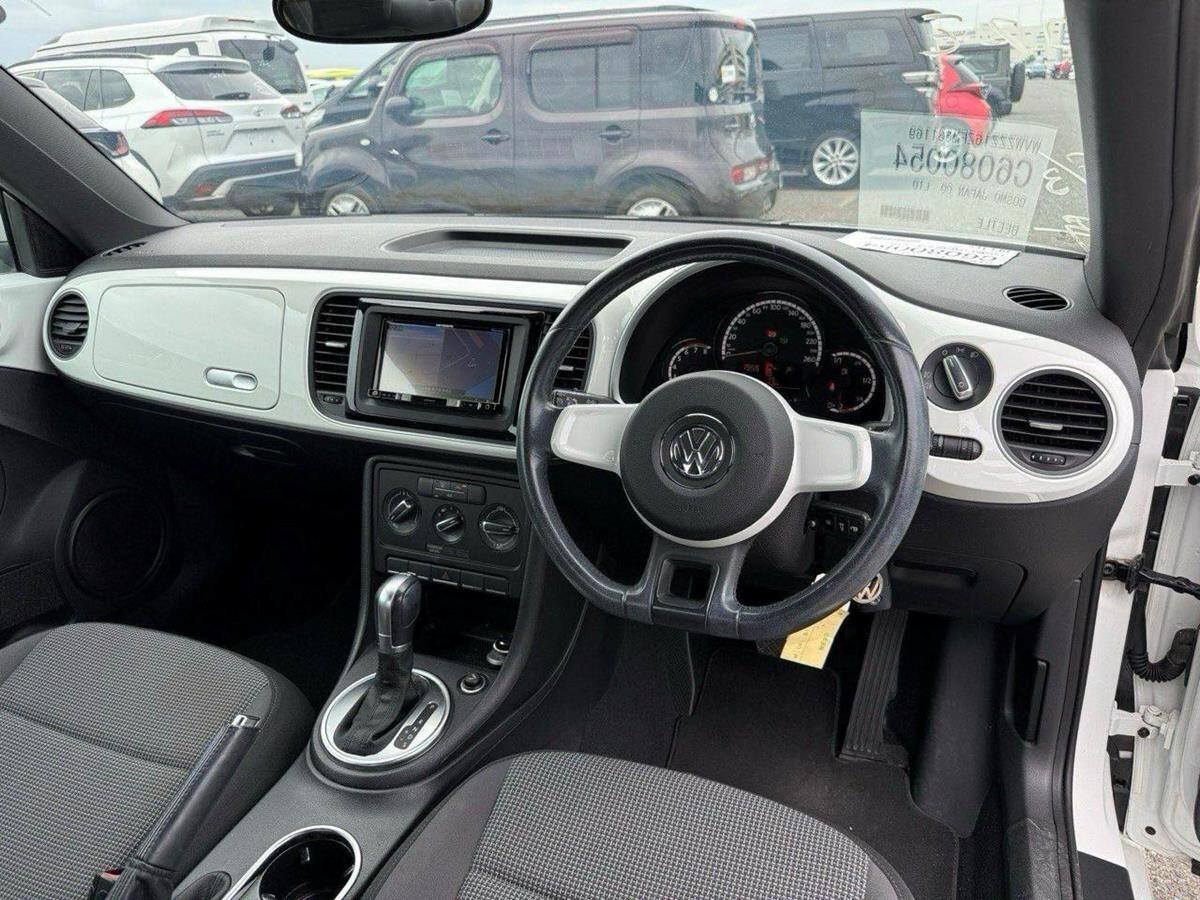 Volkswagen Beetle view 9