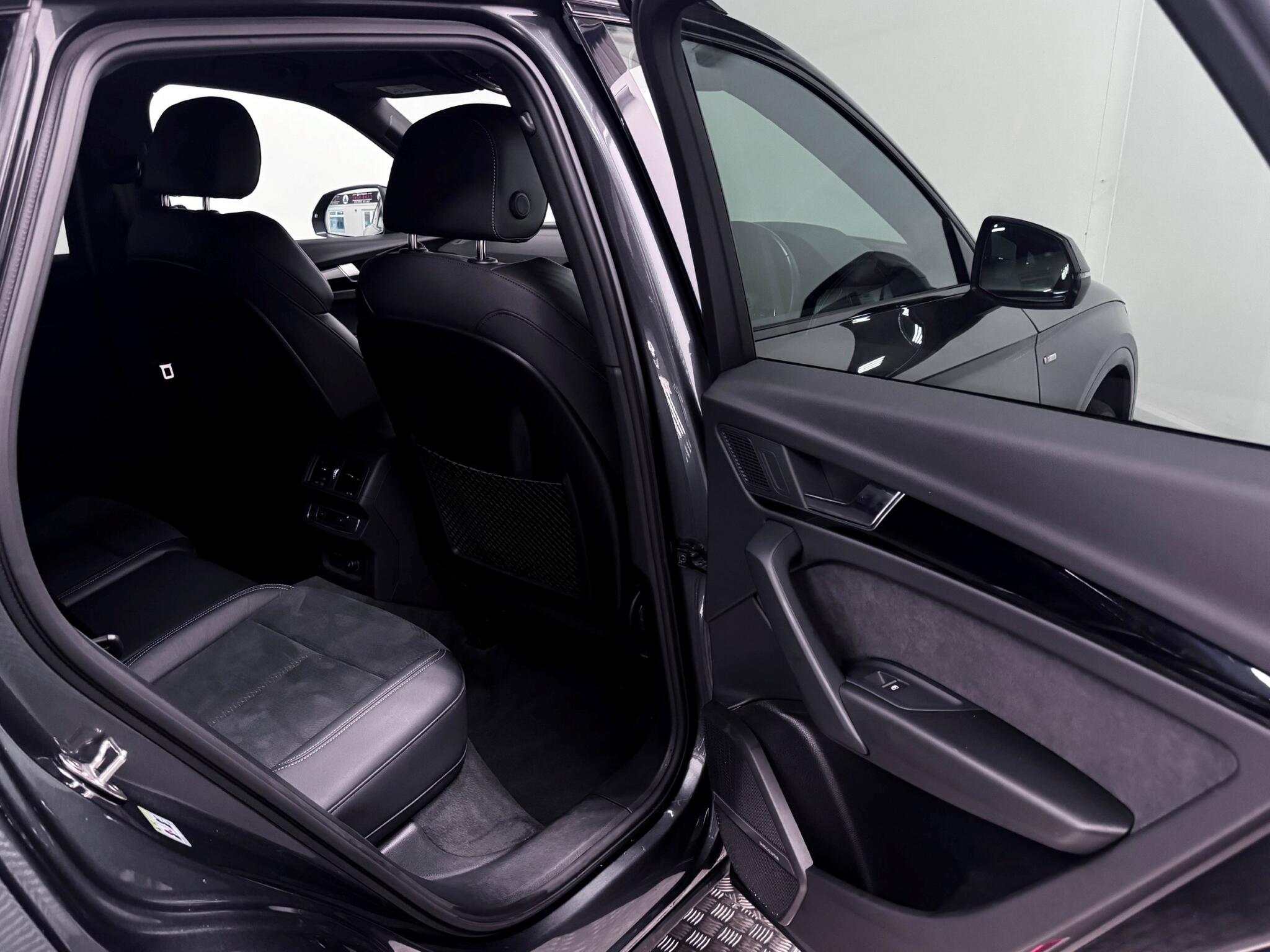 Audi Q5 view 9