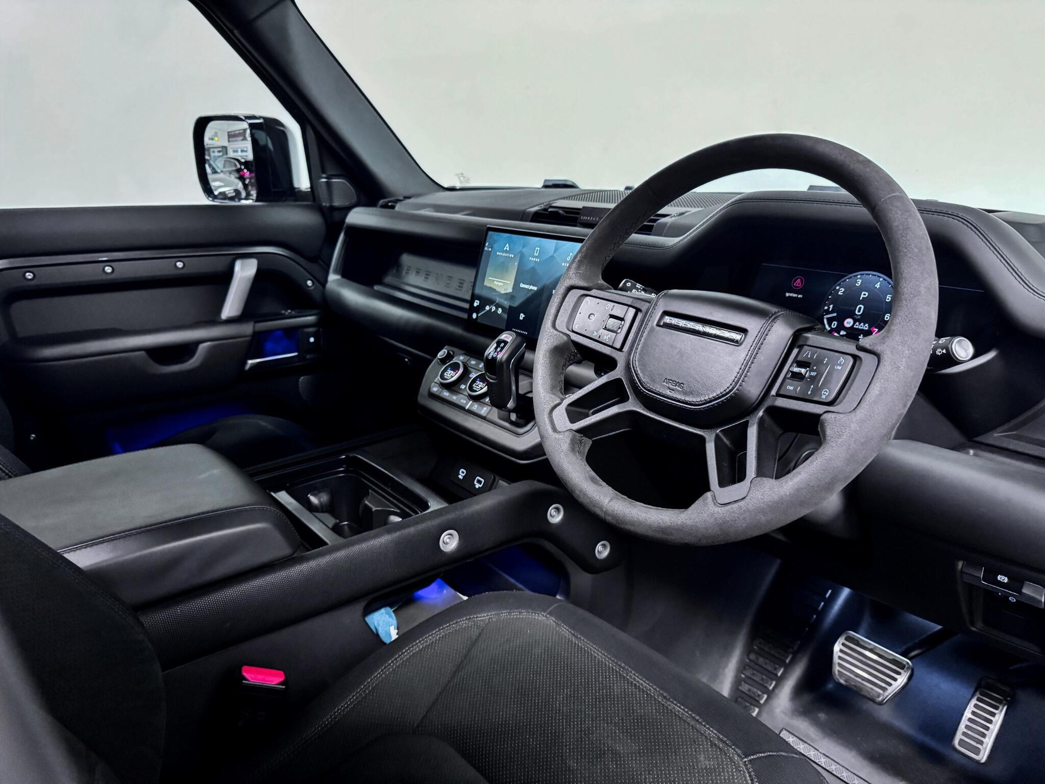 Land Rover Defender 110 view 29