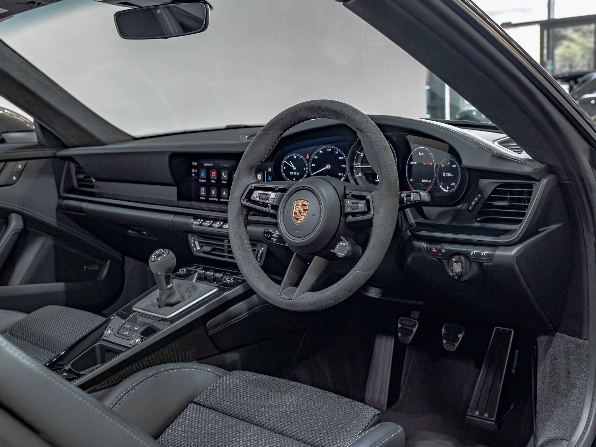 Porsche 911 view 16